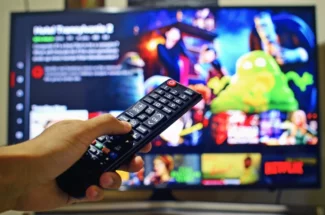 Serunya Binge Watching dan Dampak Buruknya bagi Kesehatan