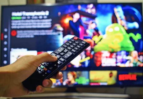 Serunya Binge Watching dan Dampak Buruknya bagi Kesehatan