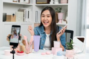 Fenomena Live Streaming: Kenapa Kita Mudah Tergoda Belanja?