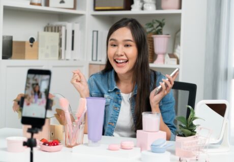 Fenomena Live Streaming: Kenapa Kita Mudah Tergoda Belanja?
