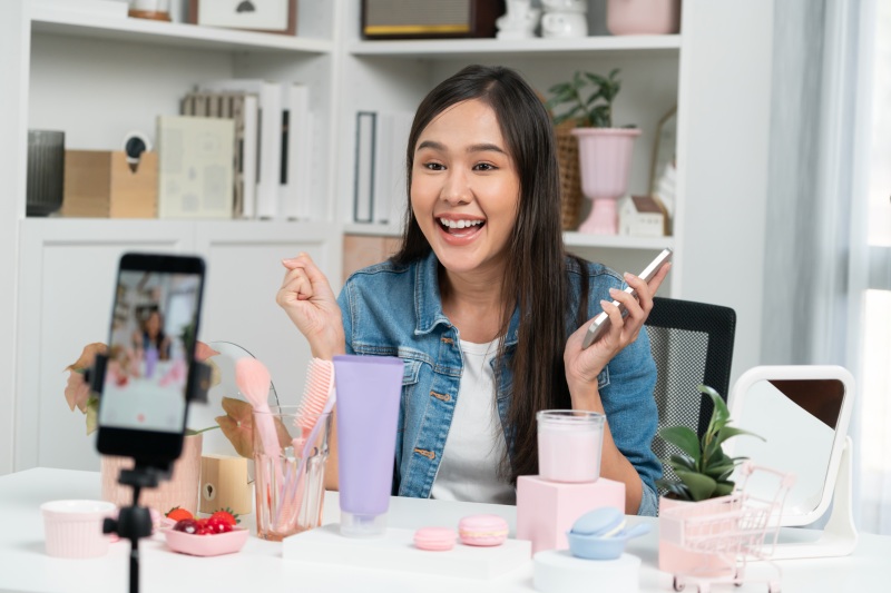 Fenomena Live Streaming: Kenapa Kita Mudah Tergoda Belanja?